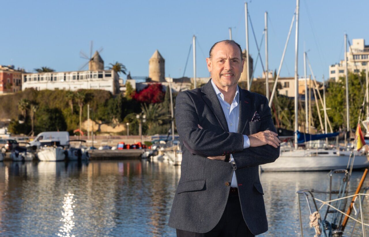 Rafa Gil posando en el puerto del Real Club Náutico de Palma