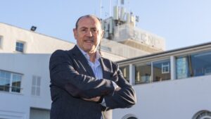 Rafa Gil posando frente al Real Club Náutico de Palma