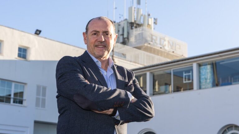 Rafa Gil posando frente al Real Club Náutico de Palma