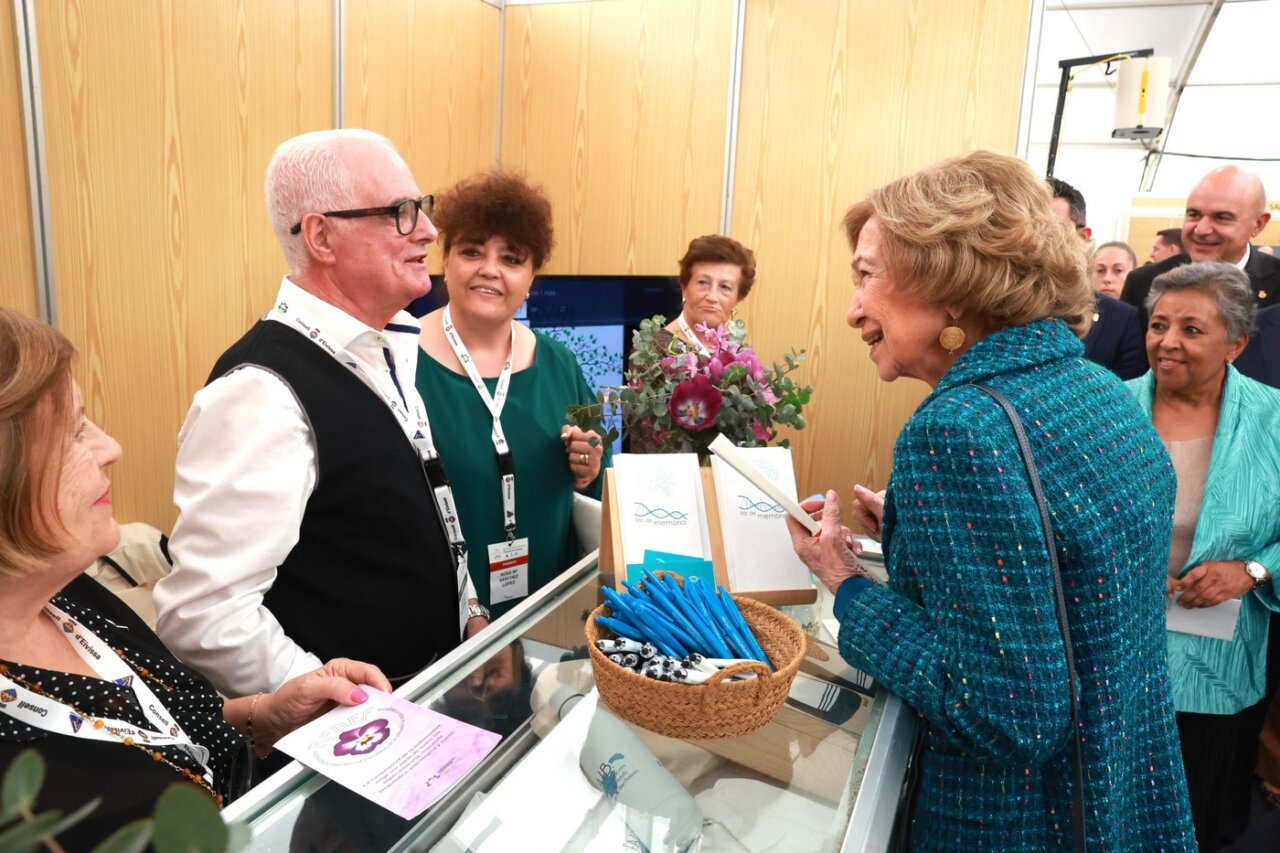 La Reina Sofía interactuando con asistentes en el congreso de Alzheimer en Ibiza