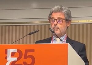 Jordi Rosselló recibiendo la Medalla de Oro del Colegio de Economistas de Baleares