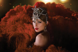 Taylor Swift con un vestido llamativo en un escenario iluminado