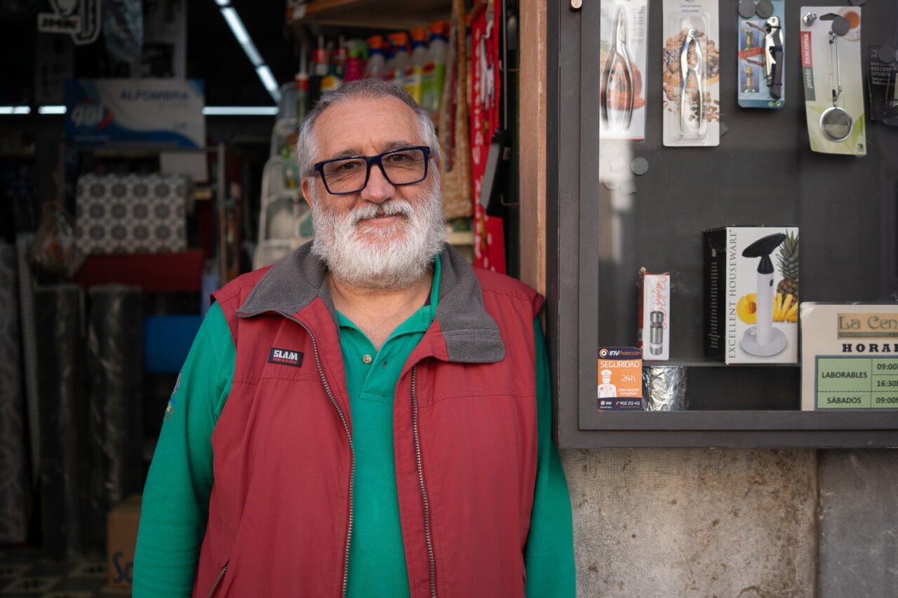 Hombre con barba y gafas frente a una ferretería en Mallorca.