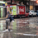 Dos personas caminando por una calle inundada en Palma.