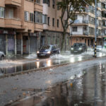 Coches circulando por una calle inundada en Palma durante una tormenta