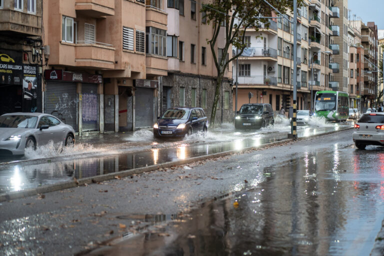 Coches circulando por una calle inundada en Palma durante una tormenta
