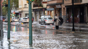 Persona con paraguas en una calle inundada durante una tormenta en Palma