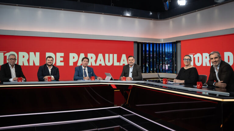 Panel de discusión del programa Torn de Paraula con varios presentadores.