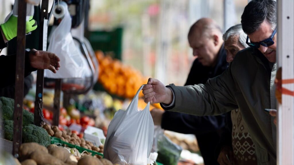 El abaratamiento de la electricidad provoca una ligera bajada de los precios