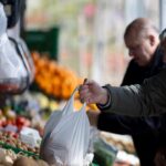 El abaratamiento de la electricidad provoca una ligera bajada de los precios