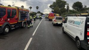 Bomberos y servicios de emergencia en el lugar de un accidente en Alcúdia