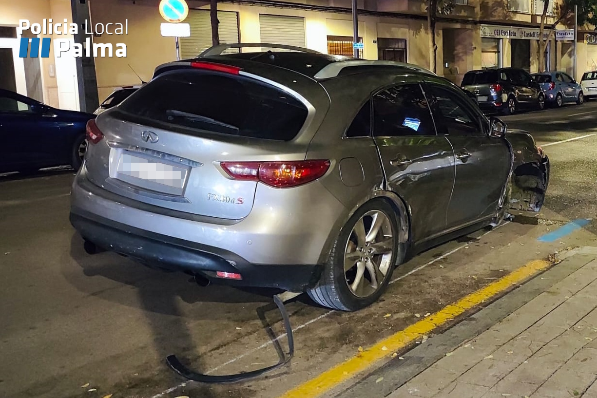 Coche dañado tras un accidente provocado por un conductor borracho en Palma.
