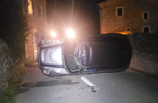 Coche volcado en una carretera de Sóller tras un accidente de tráfico.