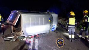 Furgoneta volcada en un accidente en Costitx con bomberos presentes