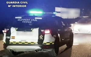 Vehículo de la Guardia Civil en la carretera tras un accidente de tráfico