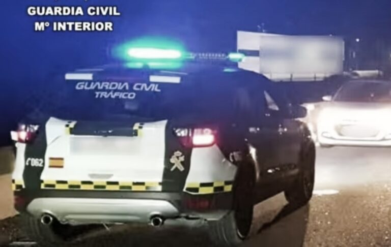 Vehículo de la Guardia Civil en la carretera tras un accidente de tráfico