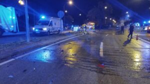 Accidente de moto en la carretera con vehículos de emergencia presentes