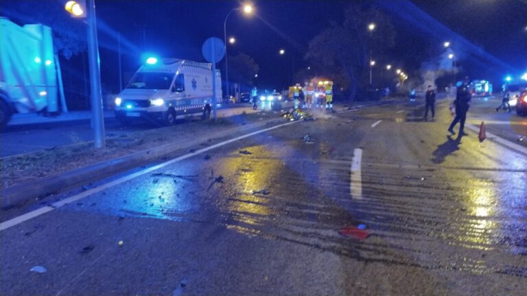 Accidente de moto en la carretera con vehículos de emergencia presentes