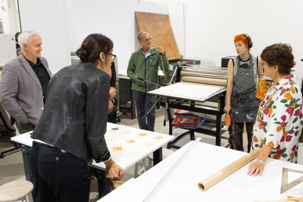 Grupo de personas en un taller de arte en la Fundación Barceló