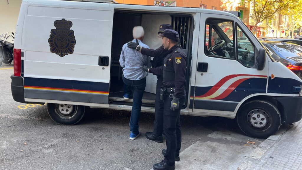 Un septuagenario agrede sexualmente a un discapacitado en los baños de la Intermodal