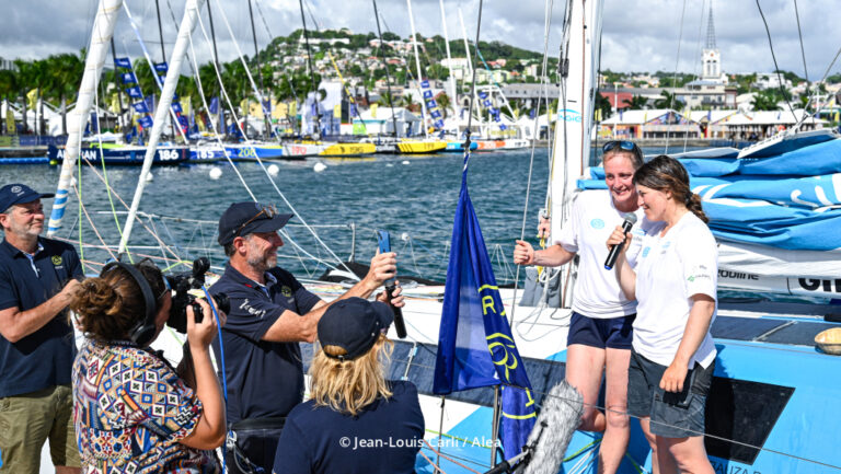 Aina Bauzà celebrando su llegada a Martinica tras la regata Transat Café l'Or