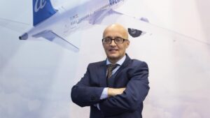 Richard Clark posando frente a un avión de Air Europa