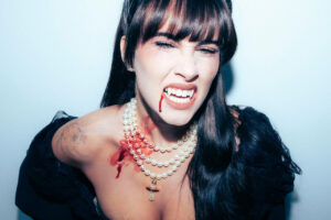 Aitana disfrazada de vampiresa con colmillos y maquillaje sangriento