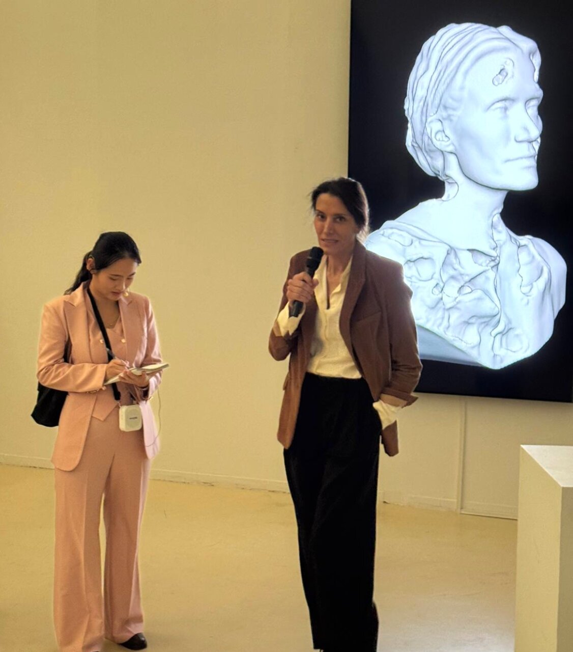 Amparo Sard hablando en la inauguraci&oacute;n de su obra en Pek&iacute;n.