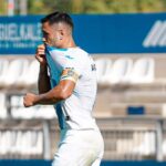 El jugador Andone se muestra preocupado tras una lesión en el campo.