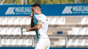 El jugador Andone se muestra preocupado tras una lesión en el campo.