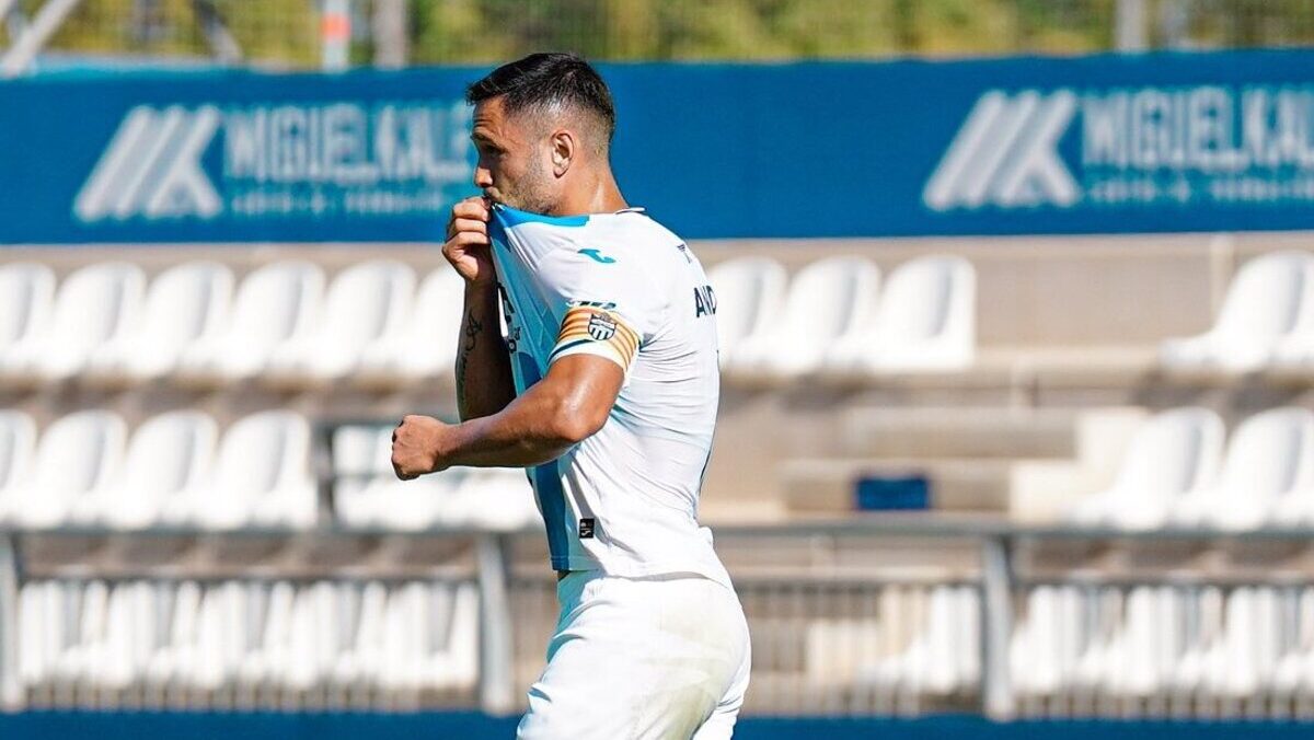 El jugador Andone se muestra preocupado tras una lesi&oacute;n en el campo.