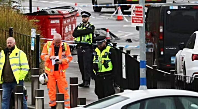Policías y personal de emergencia en la escena de un apuñalamiento en Londres.