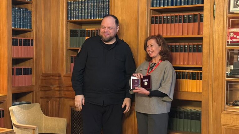 Armengol recibiendo la Orden de la Princesa Olga en Estocolmo