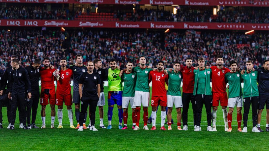 Jugadores de la selección de Euskadi y Palestina en el estadio San Mamés.