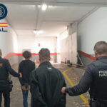 Policía Nacional arrestando a dos sospechosos de robos violentos.