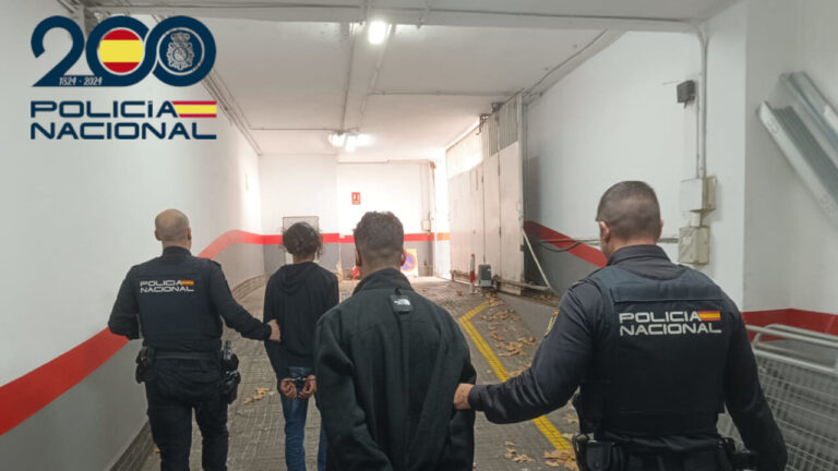 Policía Nacional arrestando a dos sospechosos de robos violentos.