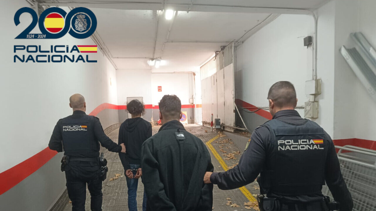 Policía Nacional arrestando a dos sospechosos de robos violentos.