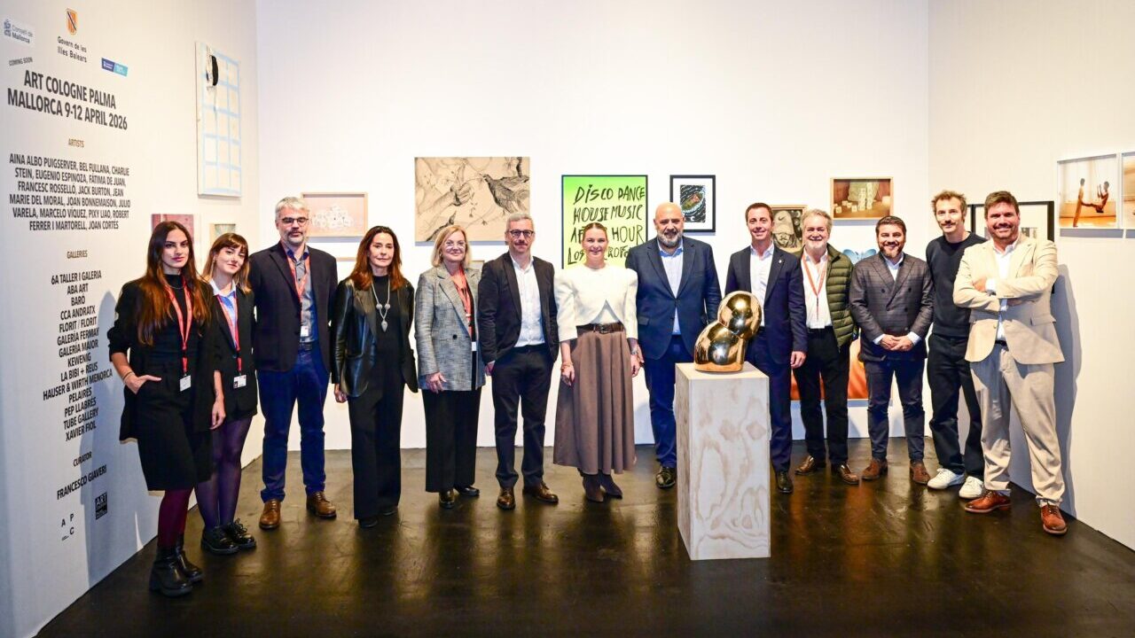 Grupo de personas en la feria Art Cologne en Palma con obras de arte