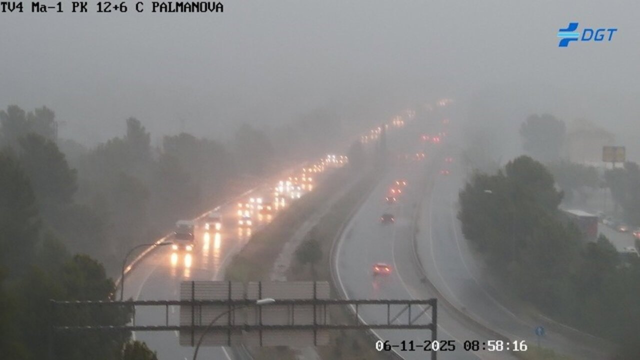 Carretera con tr&aacute;fico lento durante una fuerte lluvia en Mallorca