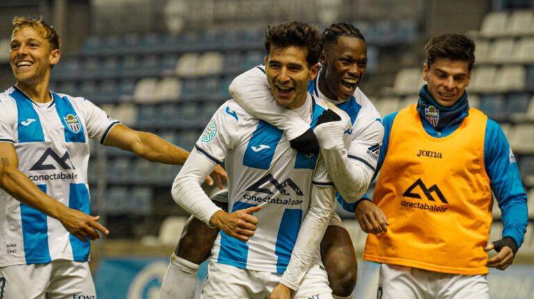 Jugadores del ATB celebrando un gol en el partido contra Lleida