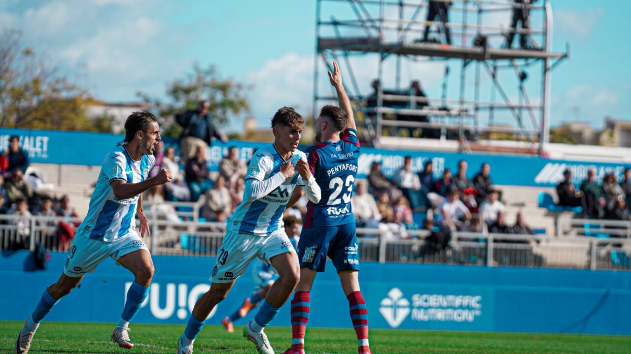 Jugadores del Atl&eacute;tico Baleares celebrando un gol en el derbi contra Poblense