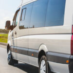 Furgoneta de transporte terrestre en una carretera