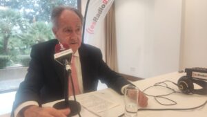 Hombre hablando en una entrevista de radio sobre el Real Club Náutico de Palma.