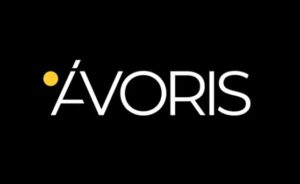 Nuevo logo de Ávoris con un punto amarillo sobre fondo negro