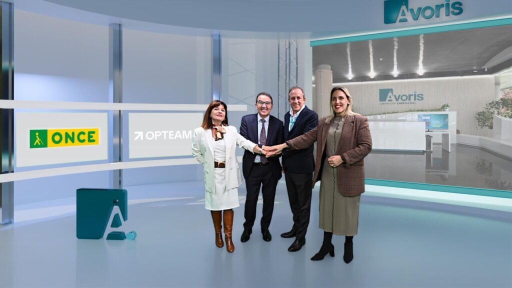 Representantes de Ávoris y ONCE firmando un convenio de colaboración