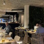 Interior del restaurante Azuca en Santa Catalina con comensales disfrutando