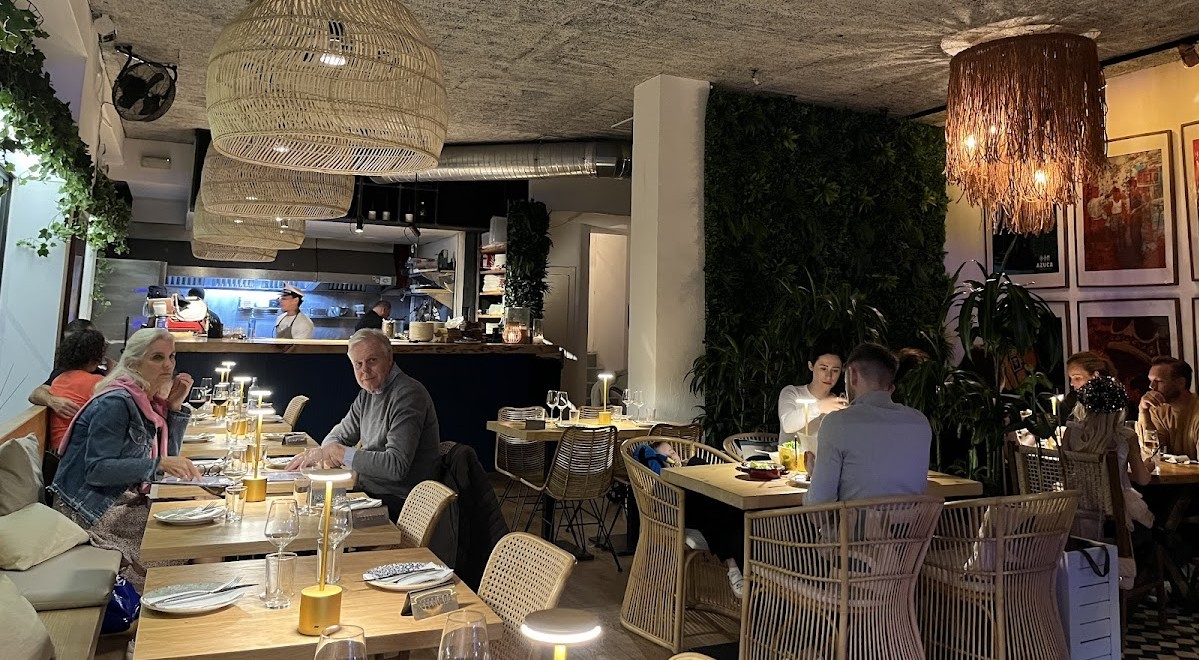 Interior del restaurante Azuca en Santa Catalina con comensales disfrutando