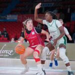 Jugadora de baloncesto del Azulmarino en acción durante un partido