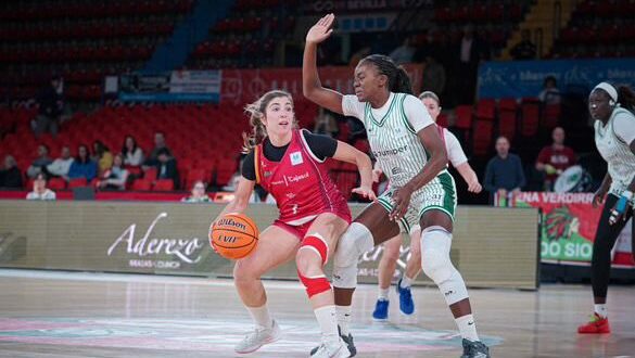 Jugadora de baloncesto del Azulmarino en acción durante un partido
