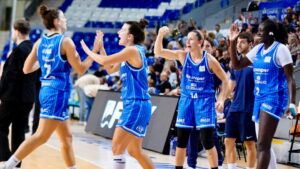 Jugadoras del equipo Azulmarino celebrando un triunfo en el baloncesto